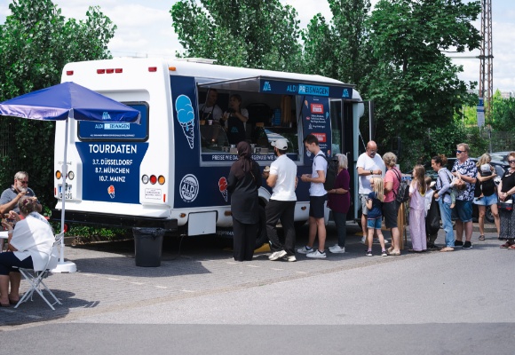Preise wie damals, Eisgenuss wie immer: ALDI Preiswagen verkauft über 8.400 Eiskugeln