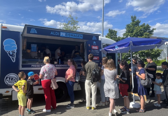 Preise wie damals, Eisgenuss wie immer: ALDI Preiswagen verkauft über 8.400 Eiskugeln