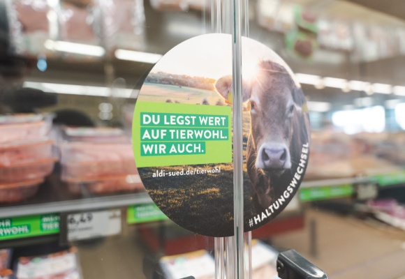 Als erster großer Lebensmitteleinzelhändler: ALDI SÜD bezieht kein Frischfleisch mehr aus Haltungsform 1