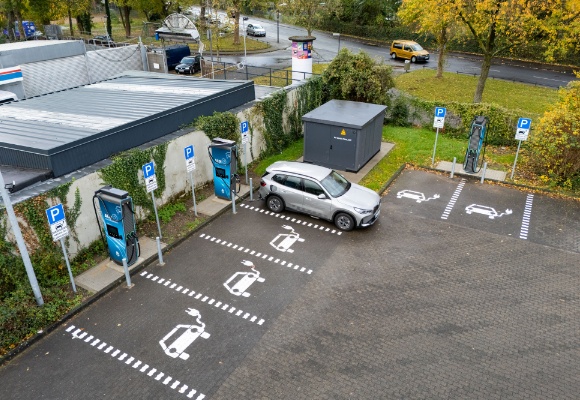 Laden zum Discounter-Preis: Mit ALDI SÜD nimmt Elektromobilität Fahrt auf