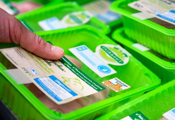 Greenpeace Supermarkt-Check: Frischfleisch aus niedrigsten Haltungsformen wird bei ALDI SÜD zum Auslaufmodell