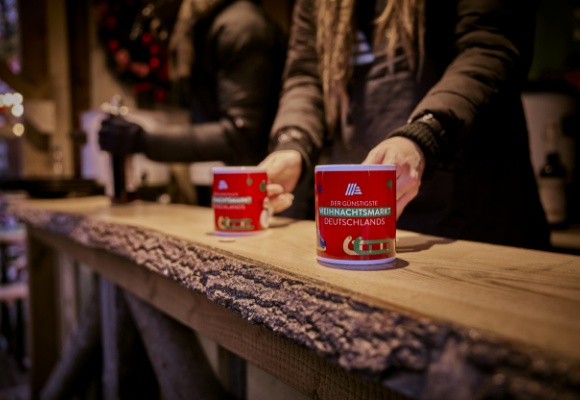 Glühwein für nur 1 Euro: ALDI SÜD bringt den günstigsten Weihnachtsmarkt Deutschlands in vier neue Städte