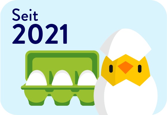 Kücken schlüpft aus einem Ei, dahinter eine geöffnete Schachtel Eier.