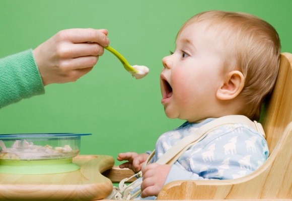 Ein Baby wird mit selbst gemachtem Babybrei gefüttert.