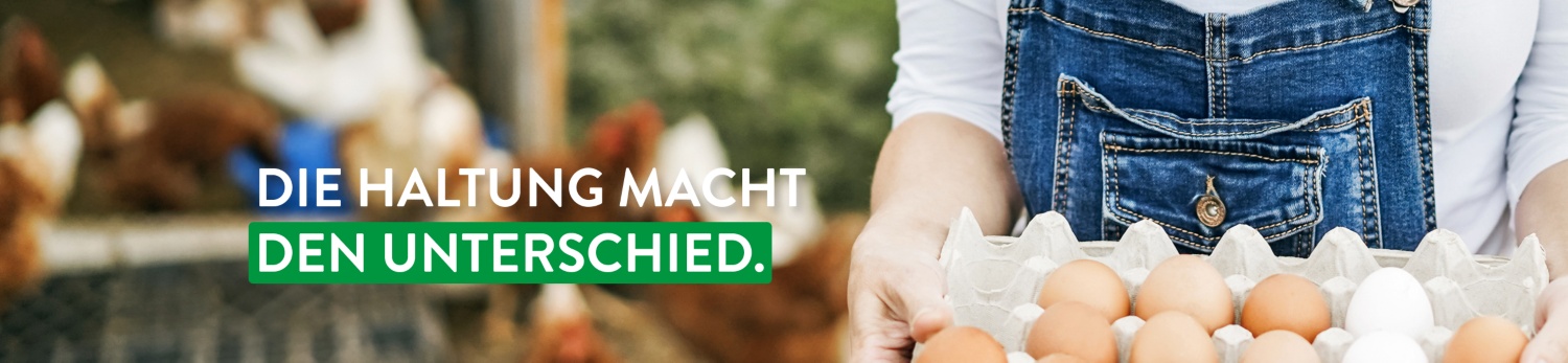 Ein Landwirt mit einer offenen Schachtel Eier.