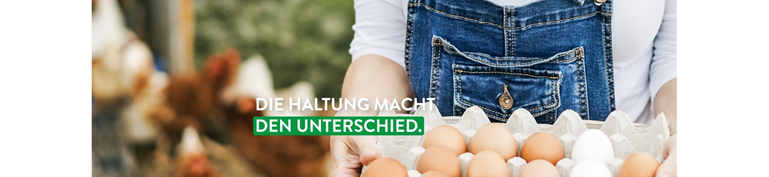 Ein Landwirt mit einer offenen Schachtel Eier.