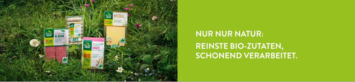 NUR NUR NATUR Produkte auf einer blühenden Wiese.