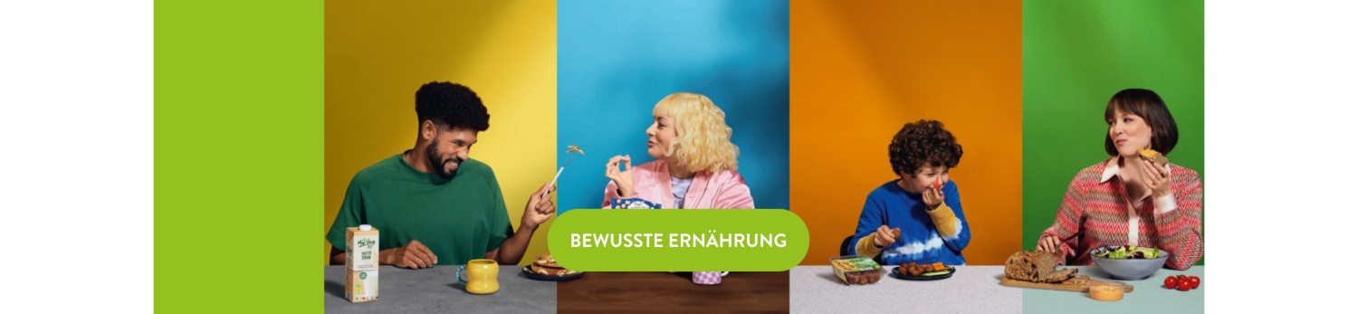 Verschiedene vegane Produkte und Personen, die vegane Gerichte probieren.