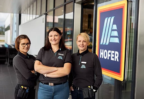 Hofer zaposleni pred tgovino