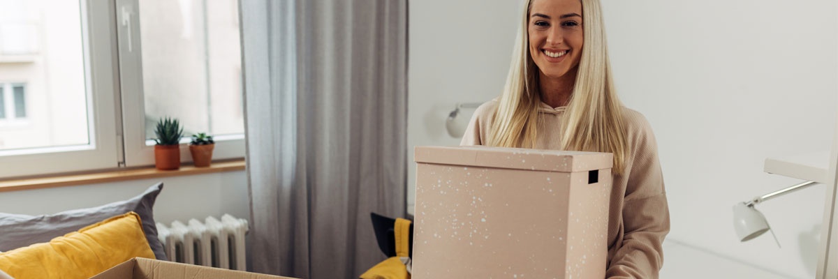 Dijakinja s škatlo v rokah