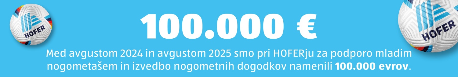 Nogometna žoga na modrem ozadju
