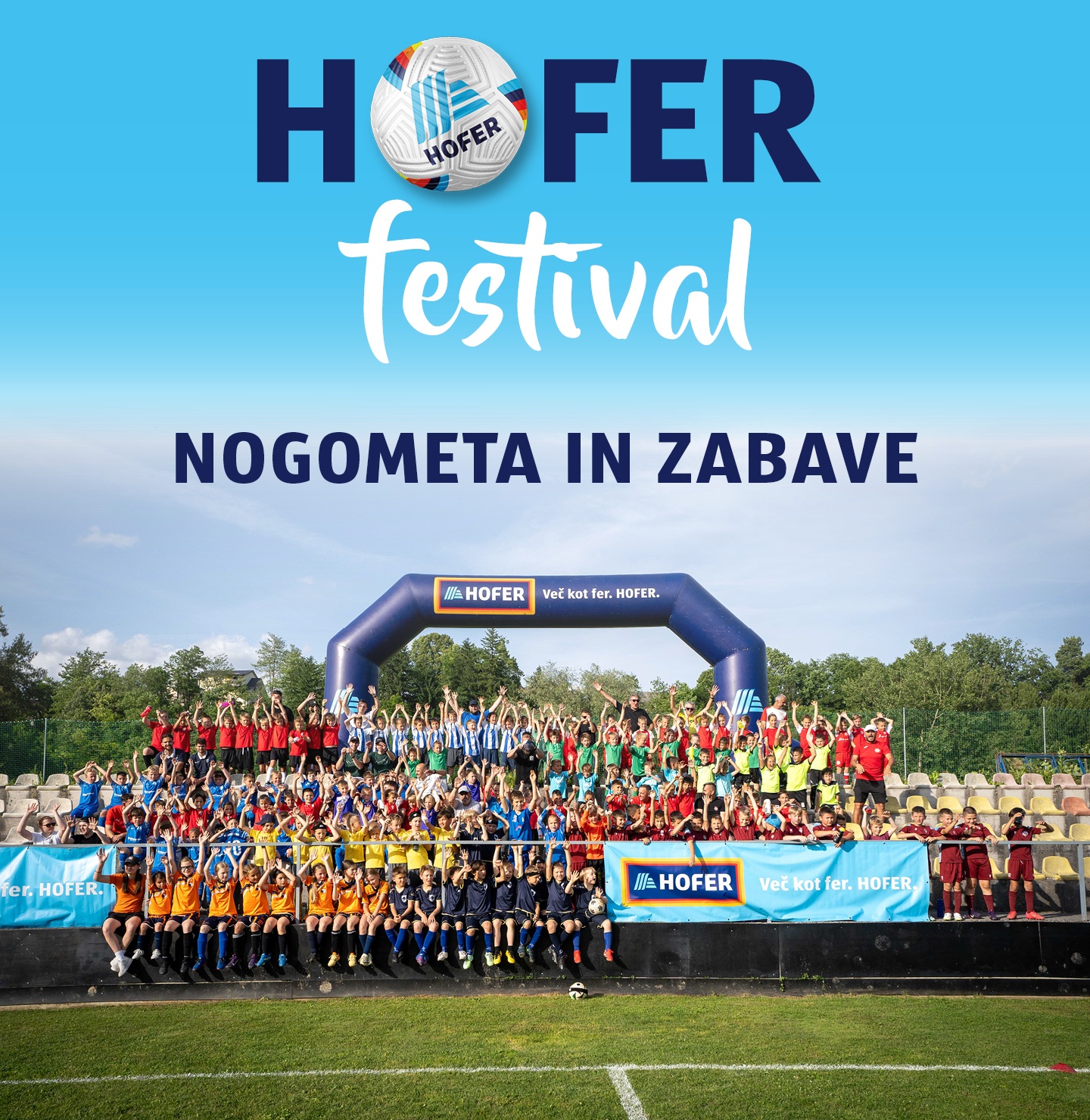 Mladi nogometasi na tribuni