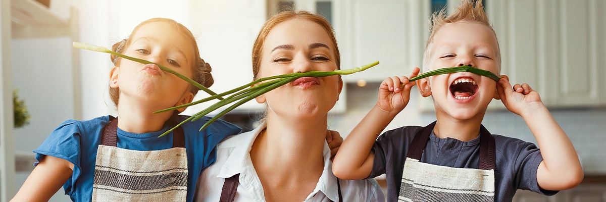 Fröhliche Familie beim Kochen
