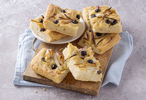 Focaccia con olive e cipollotti