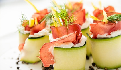 Rotolini di zucchine con crudo e robiola