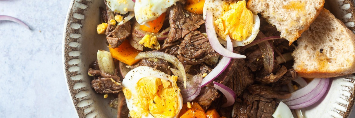 Govedina s kuhanimi jajci, korenjem, čebulo in kruhom