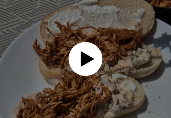 Natrgan piščanec v sendviču