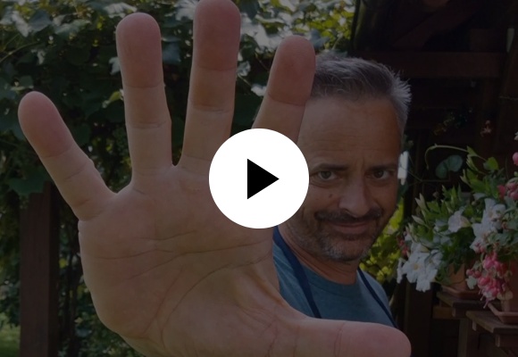 Moški, ki kaže pet prstov