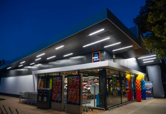 Ikonikus épületben nyitottuk meg új áruházunkat Gyulán