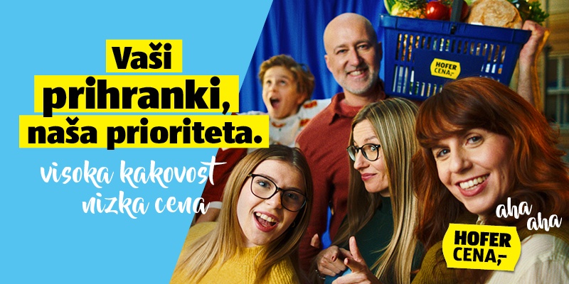 Vaši prihranki, naša prioriteta. Veseli obrazi ljudi s Hoferjevo nakupovalno košarico.