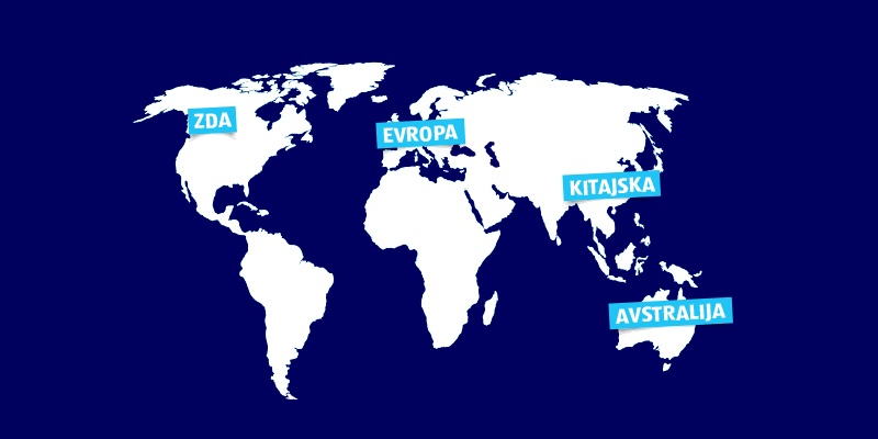 Zemljevid sveta na modri podlagi s poimenovanjem komtinentov