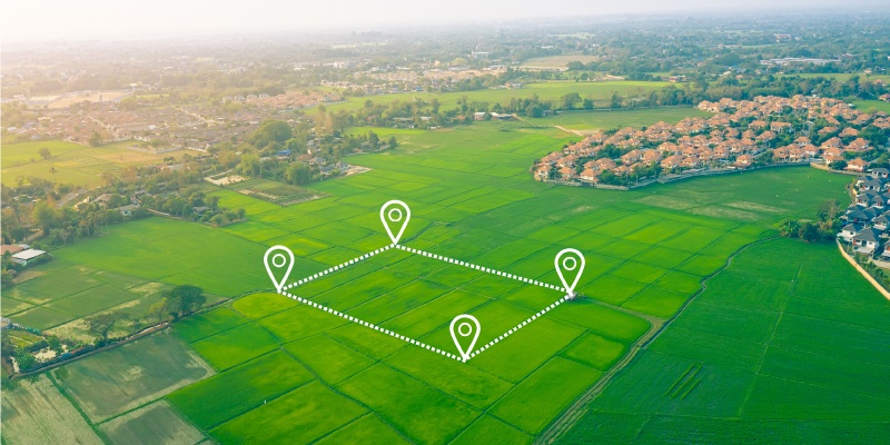 Ozačeno zemljišče sredi travnika