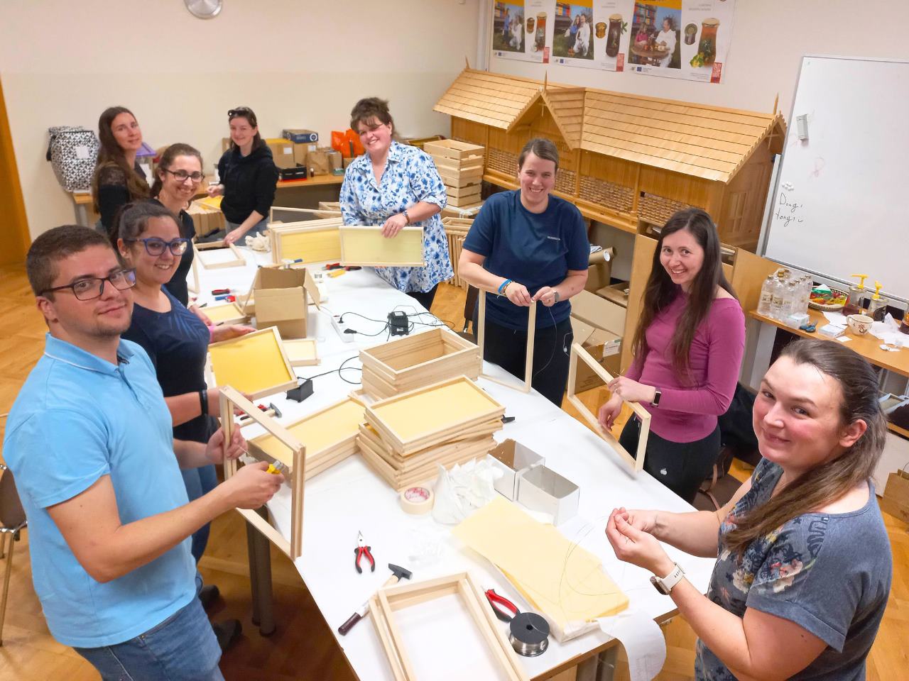 Hoferjevi sodelavci sedijo za mizo