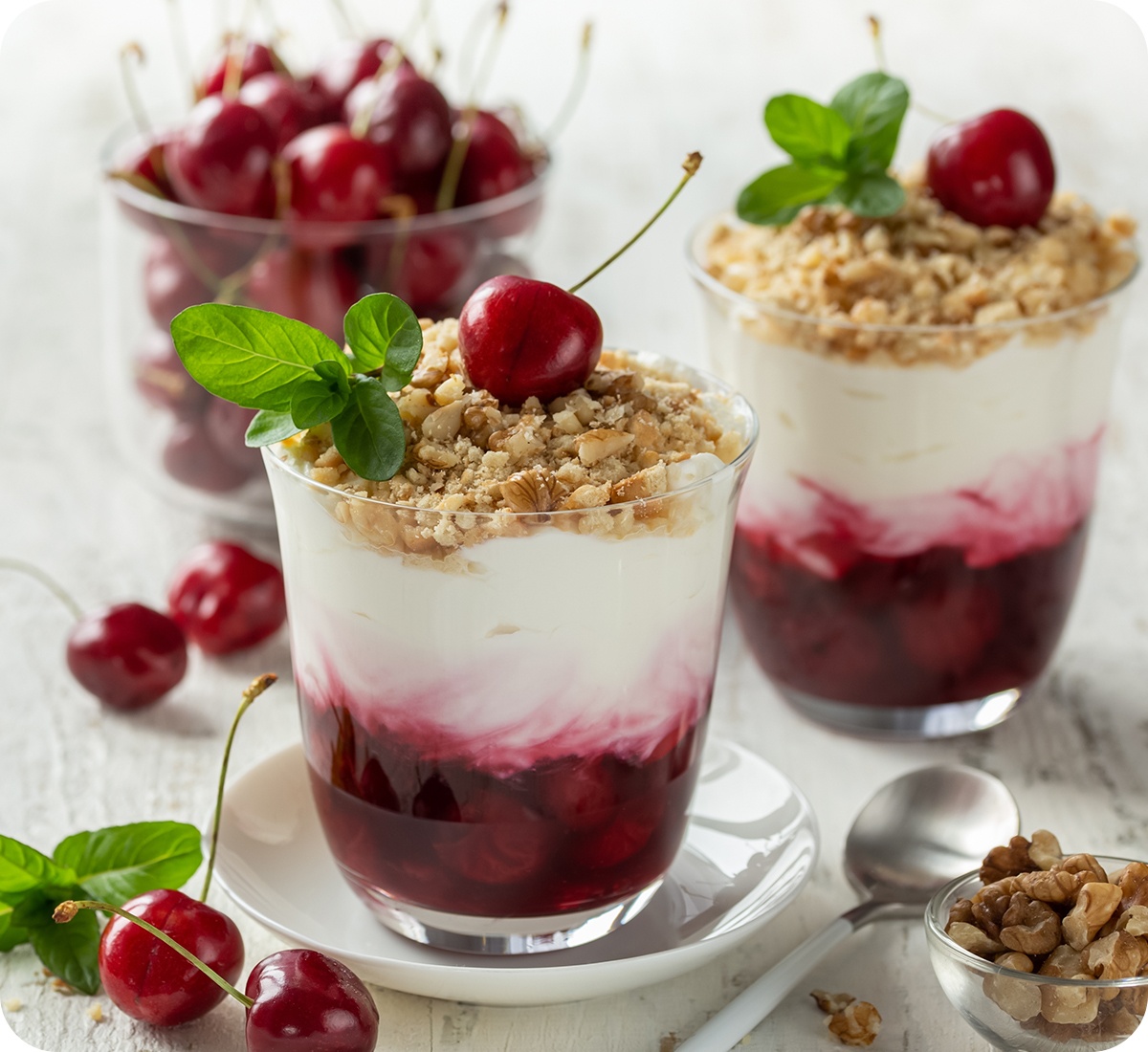 Crema di latte con ciliegie