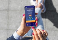 Ženska s telefonom v roki