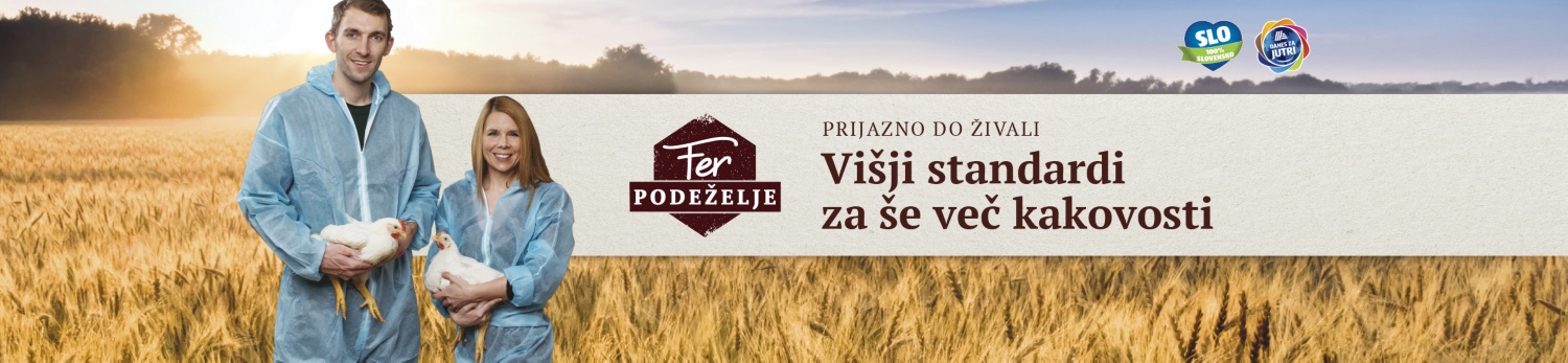 Moški in ženska na pšeničnem polju s piščani v rokah