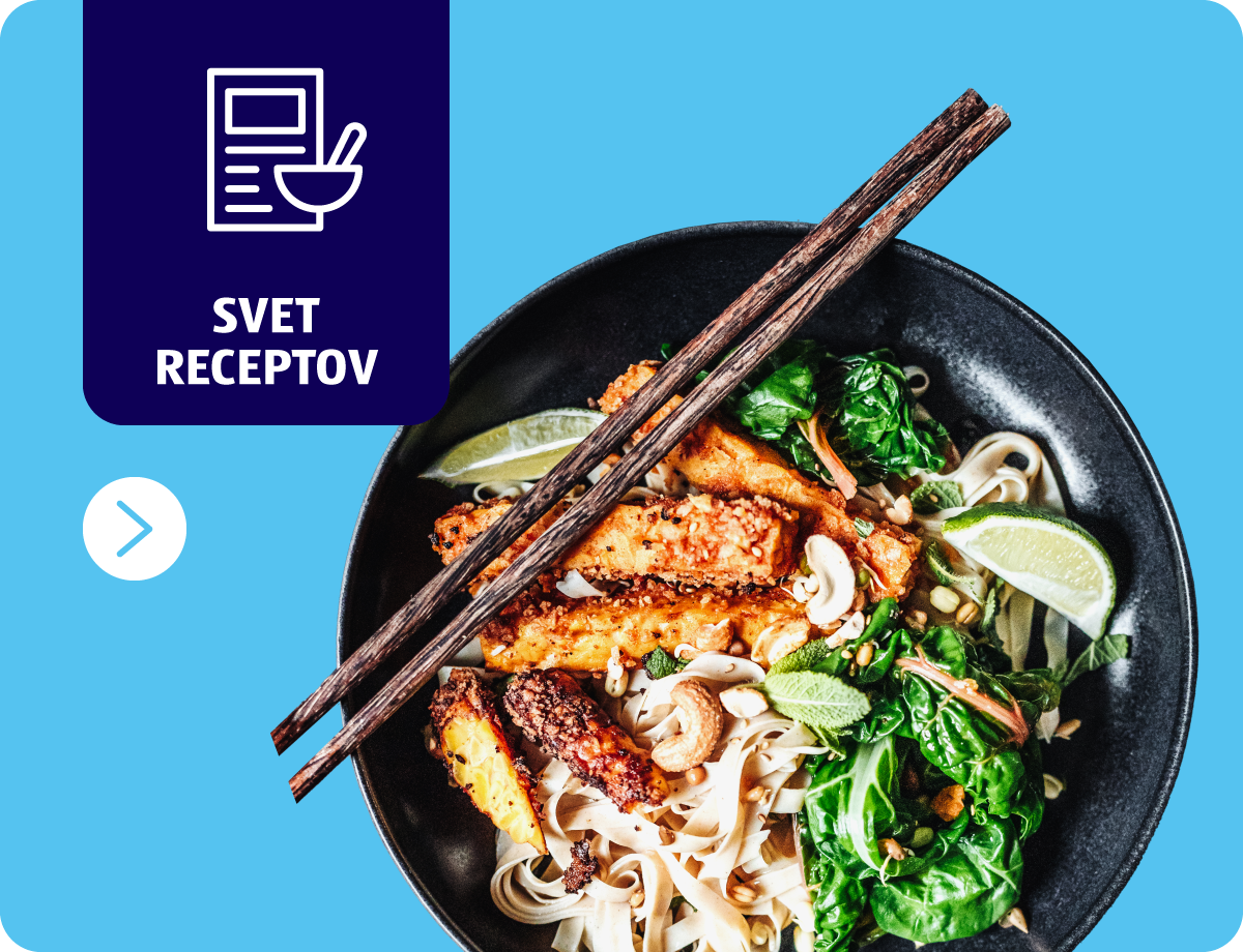 Krožnik s hrano na modri podlagi