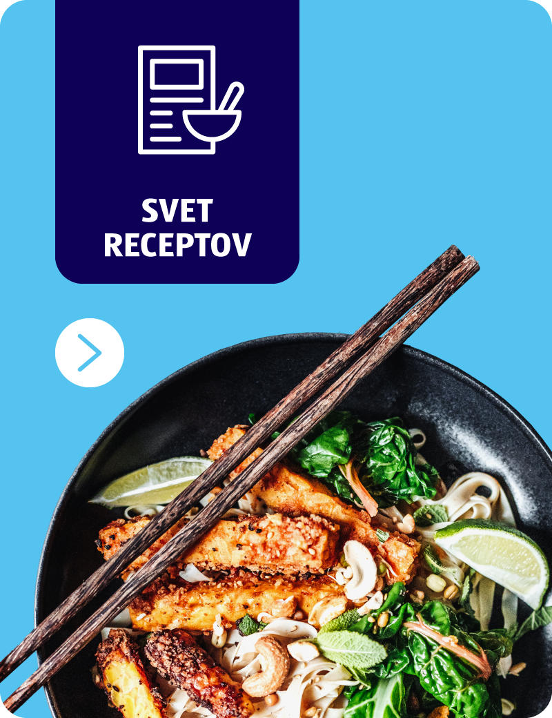 Krožnik s hrano na modri podlagi