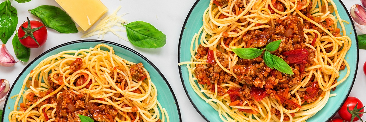 Köstliche italienische Spaghetti Bolognese mit Basilikum und Parmesan