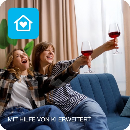 Zwei Personen stoßen mit Rotwein an.