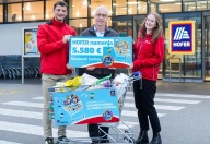 Predstavniki z bonom donacije v rokah