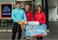 Ljudje z nakupovalnim vozičkom pred Hofer trgovino