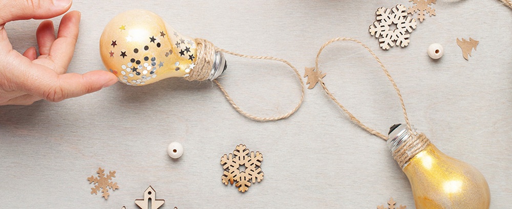 Palline di Natale con vecchie lampadine