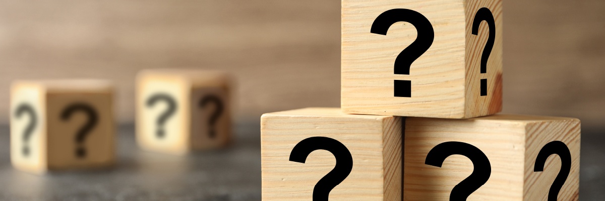 Kocke z vprašaji, ki predstavljajo podstran z vprašanji in odgovori