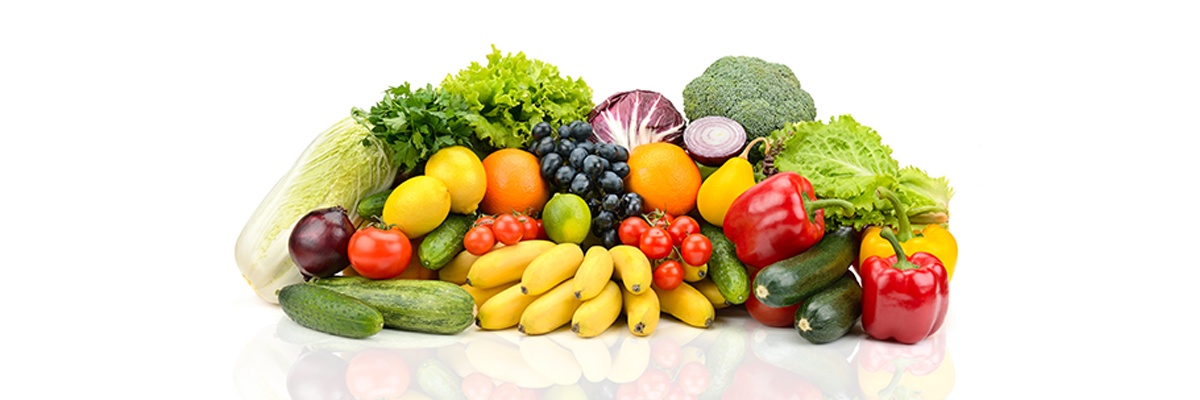 Različno sadje in zelenjava naložena na kupu