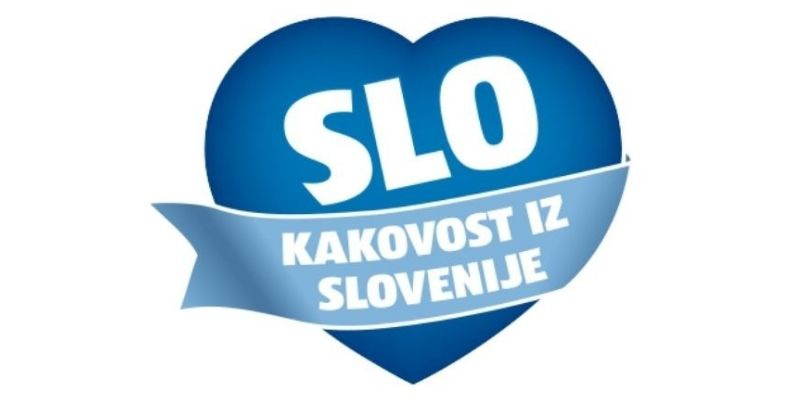 Moder srček s svetlomodro lento in napisom Kakovost iz Slovenije