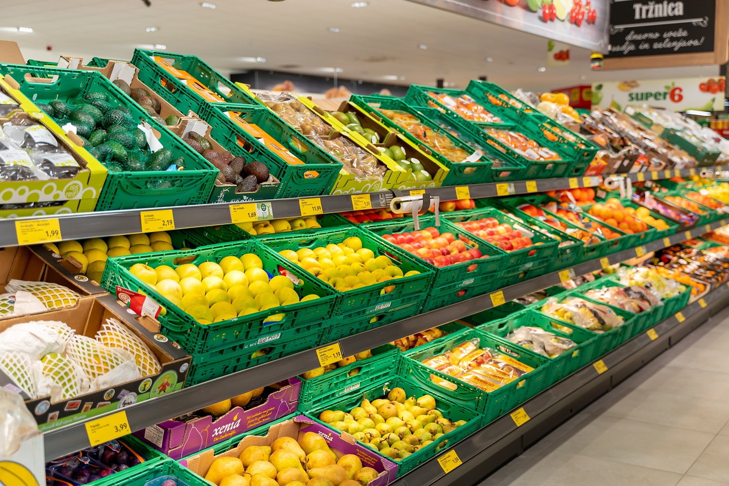 Otoček sadja in zelenjave v trgovini HOFER