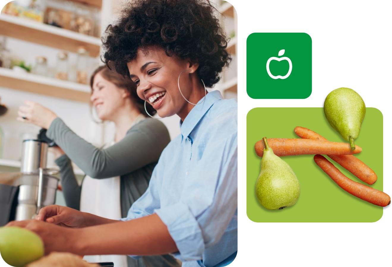 Zwei Frauen entsaften in der Küche Obst und Gemüse für ihre Saftkur.