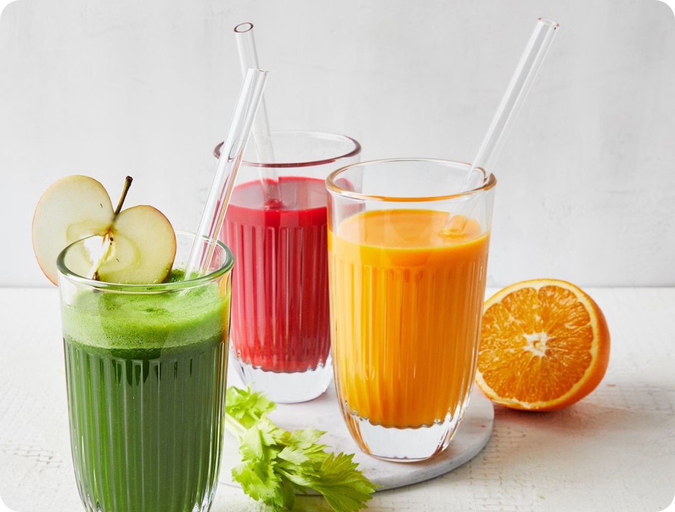 Drei Detox-Säfte aus Obst und Gemüse.