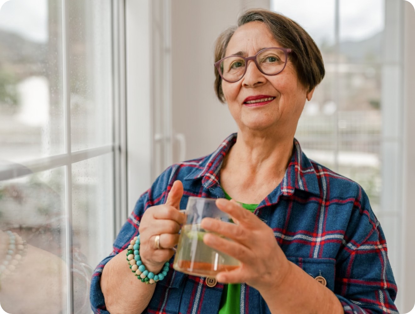 Eine Frau mit einem vitaminreichen Saft.