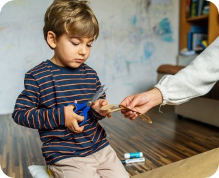 Mutter und Sohn beim gemeinsamen Basteln und Ausschneiden