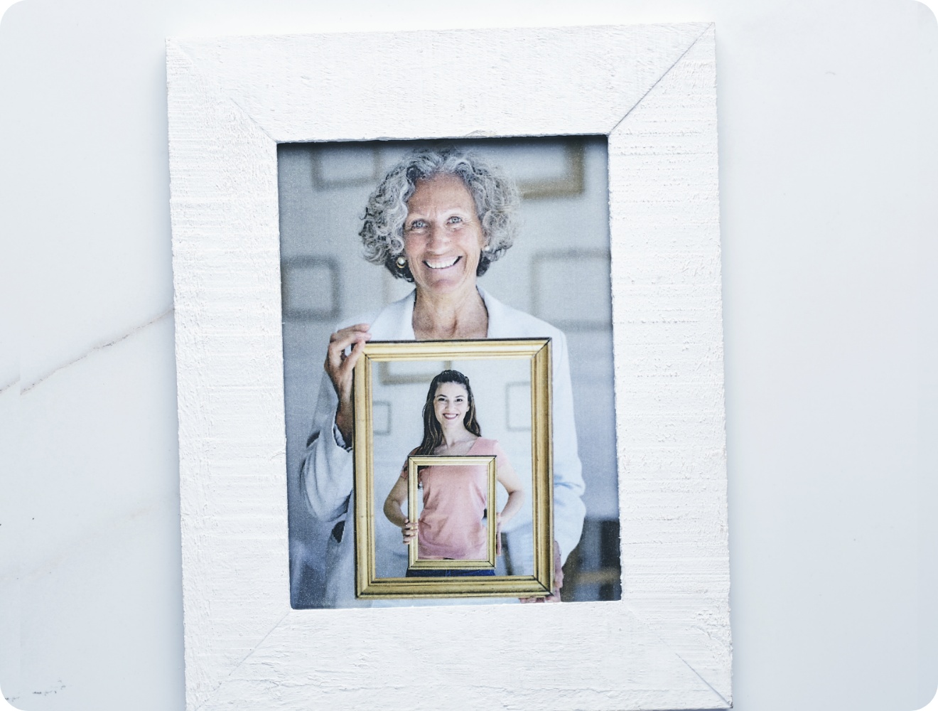 Ein eingerahmtes Generationenbild, bestehend aus Mutter und Tochter. 