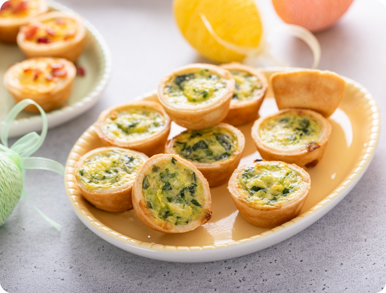 Herzhaft gebackene Quiche-Häppchen mit grünem Spinat, knusprigem Rand und cremiger Füllung.