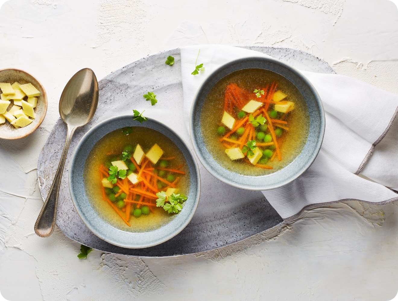 Zwei Portionen Gemüsebrühe mit Eierstich.