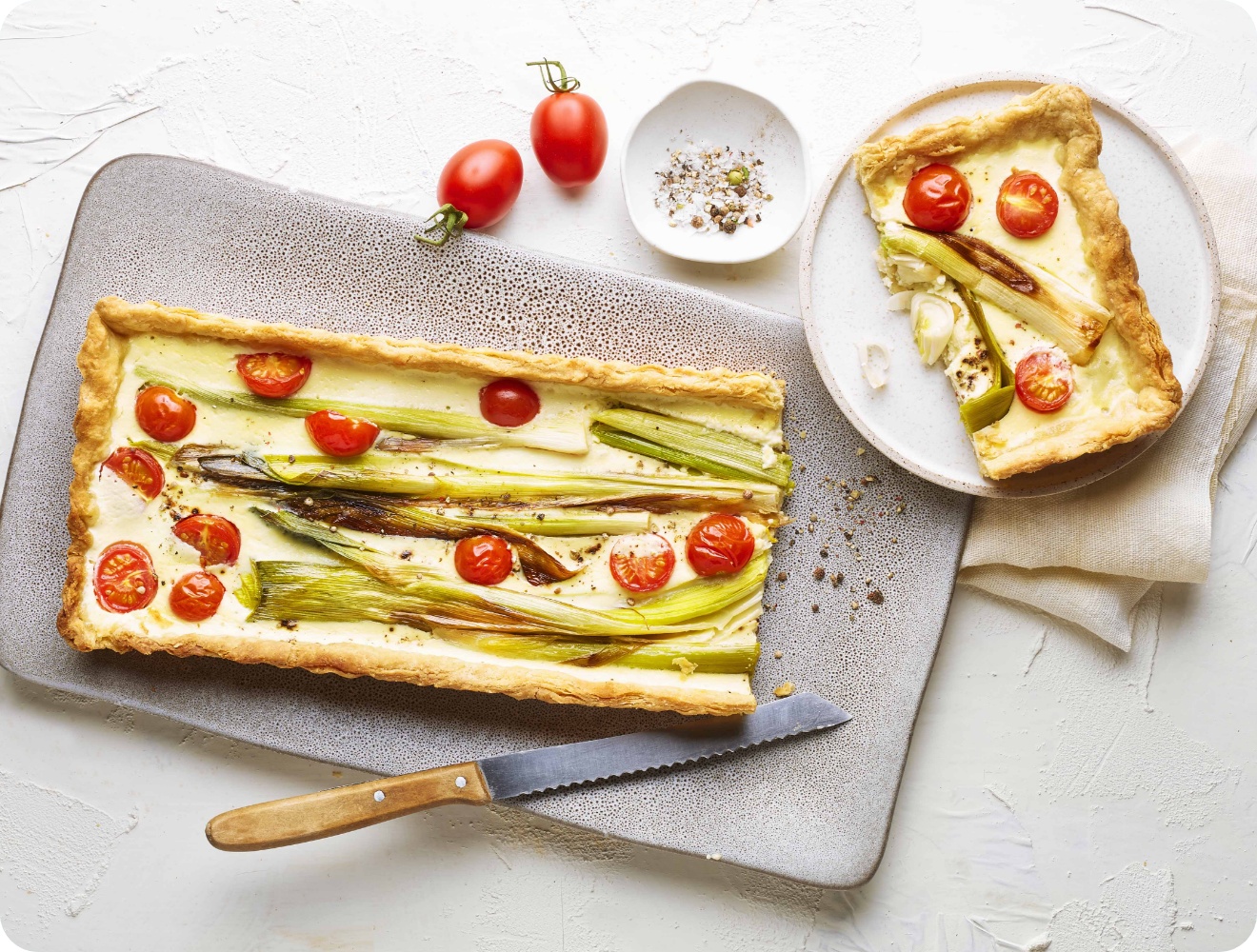Eine frisch angeschnittene Lauchtarte als vegetarischer Hauptgang des Ostermenüs
