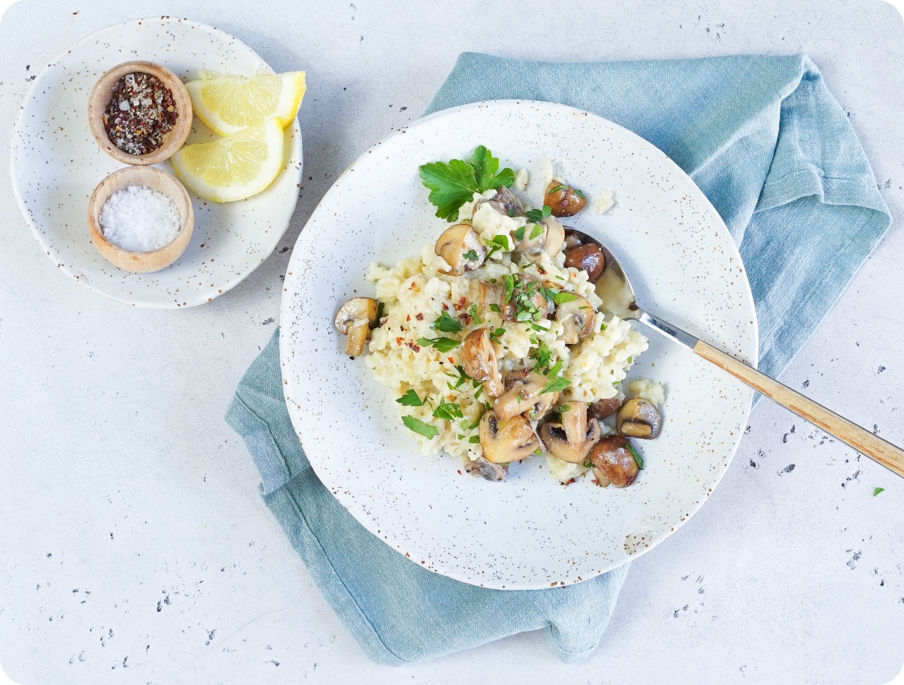 Ein Zitronenrisotto mit Pilzen als veganer Hauptgang des Menüs.